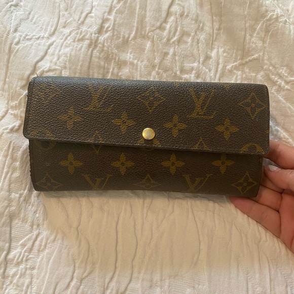 Authentic Sarah LV wallet - Picture 1 of 5